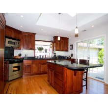 Gabinete de cocina moderno de madera de la isla con los countertops de mármol